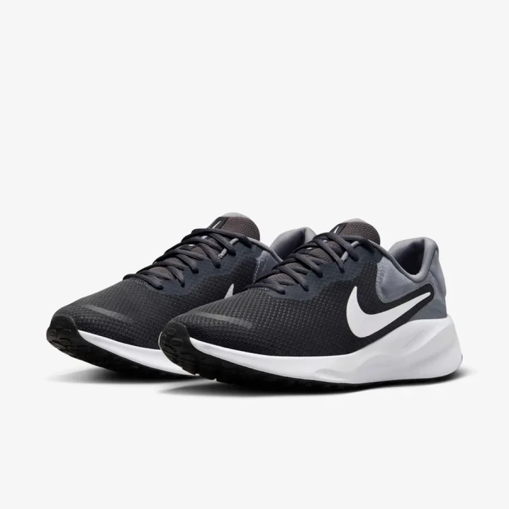 Nike Revolution 7