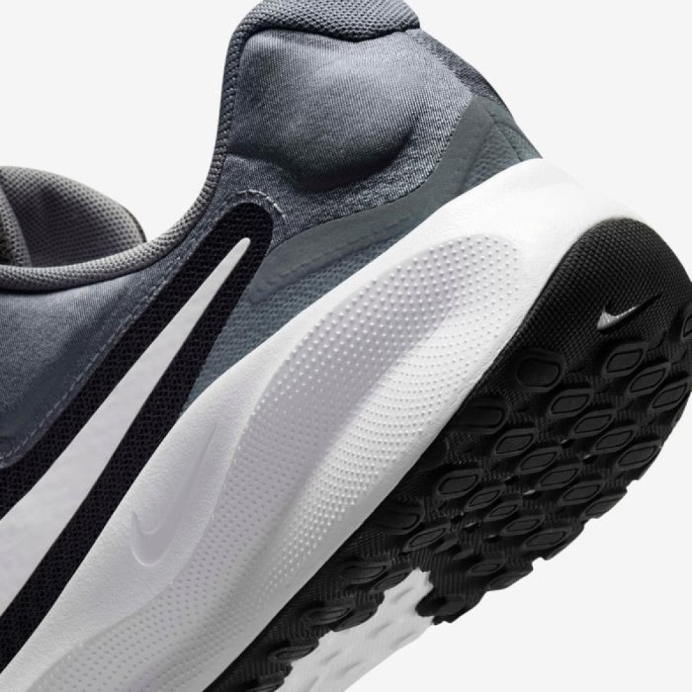 Nike Revolution 7